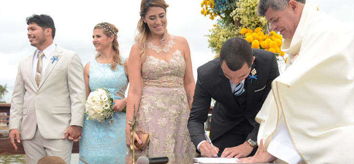 Padre celebrando casamento no Pier